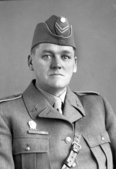 Porträtt av en herre i militäruniform. Ateljefoto.