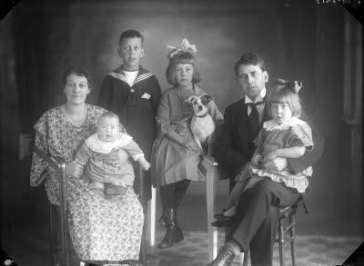 Porträtt av familj. Ateljefoto.