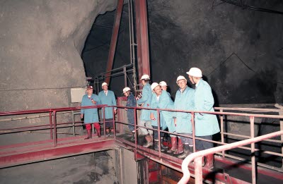 Näringsminister Per Westerberg på besök hos LKAB i Malmberget 1994-08-16.