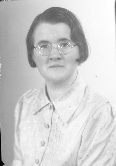 Porträtt av en dam. Ateljefoto.