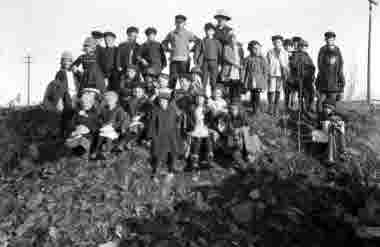 Gruppbild: skolklass på utflykt. Oidentifierade.