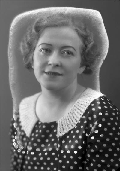 Porträtt av en dam. Ateljefoto.