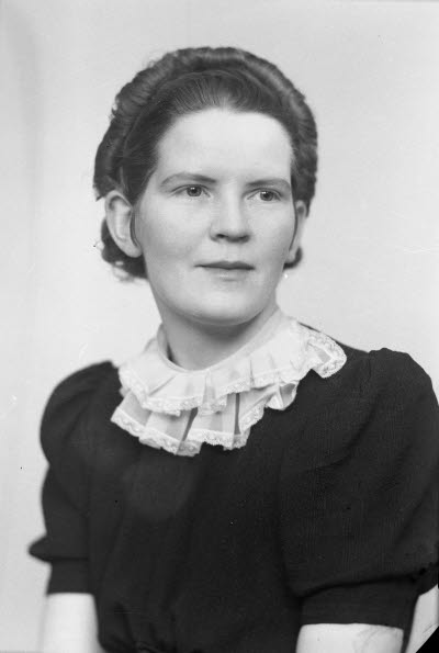 Porträtt av en dam. Ateljefoto.