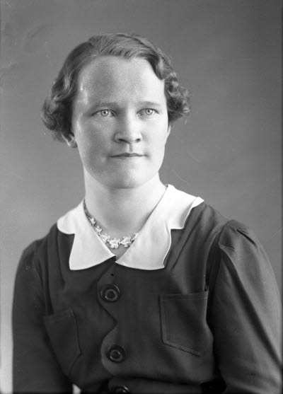 Porträtt av en dam. Ateljefoto.