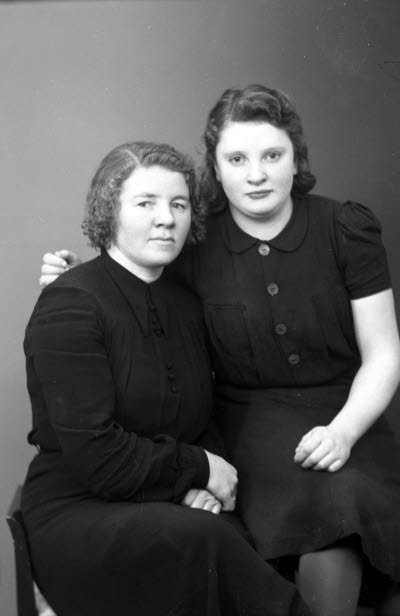 Porträtt av två damer. Ateljefoto.