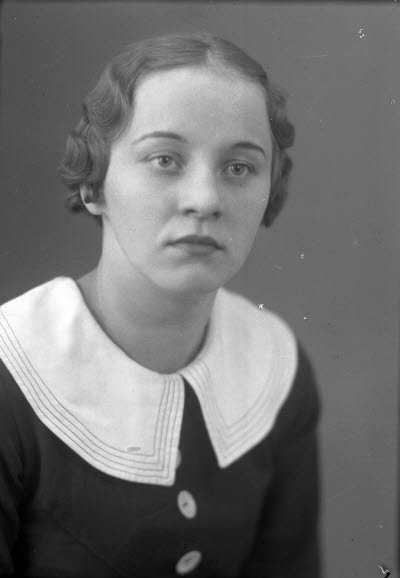 Porträtt av en dam. Ateljefoto.