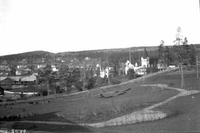 Vy över Hermelin och Johannes från Selettippen. Disponentvillan; LKAB kontor; Bolagskontoret; Kraftstationen; Mekaniska verkstaden.
