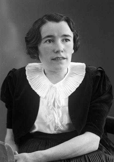 Porträtt av en dam. Ateljefoto.