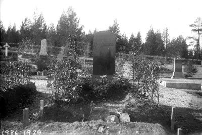 Kyrkogård; begravningsplats; gravsten: Emelie Abrahamsson (1854-1922).