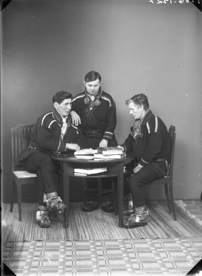 Porträtt av tre herrar i samedräkter. Ateljefoto.