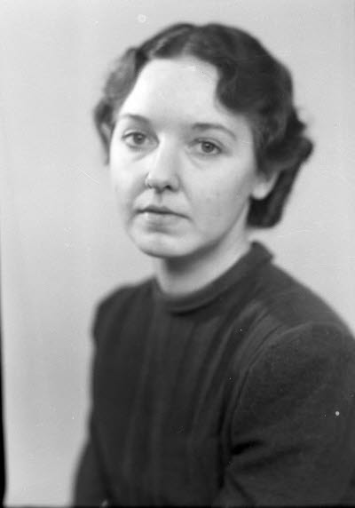 Porträtt av en dam. Ateljefoto.