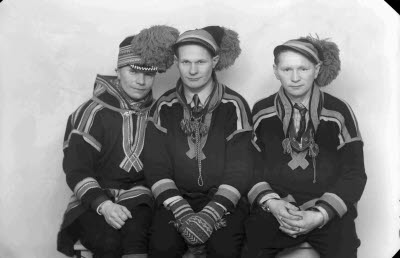 Porträtt av tre herrar i samedräkter. Ateljefoto.