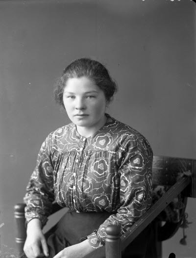 Porträtt av en dam. Ateljefoto.