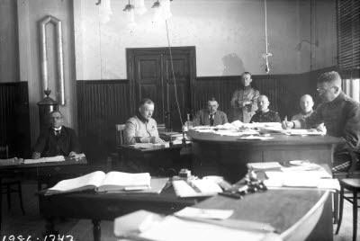 Gruppbild; arbetsrum med militärer; befäl. Oidentifierade.