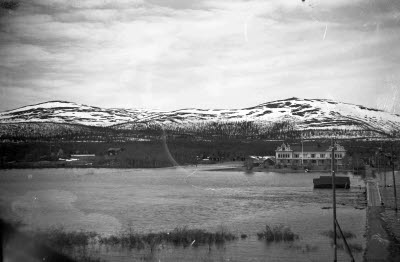 Järnvägsbron mot Barnhemmet; Vassaraälven; Dundret i bakgrunden.