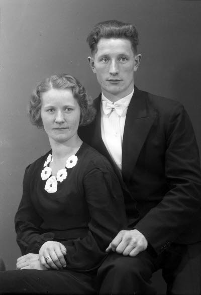 Porträtt av ett par; en herre och en dam. Ateljefoto.