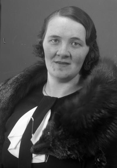 Porträtt av en dam. Ateljefoto.