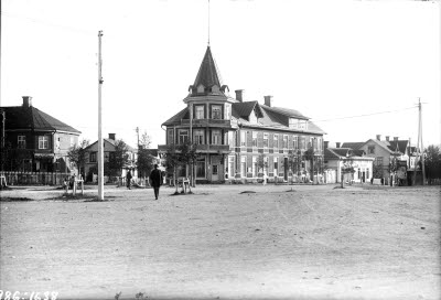 Wennerströmska huset. I bakgrunden Eklöfs Järnhandel.