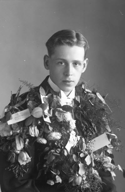 Porträtt av en pojke, studentexamen. Ateljefoto.