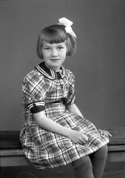 Porträtt av ett barn, en flicka. Ateljefoto.