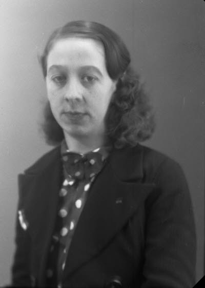 Porträtt av en dam. Ateljefoto.