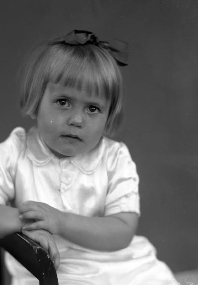 Porträtt av ett barn; en flicka. Ateljefoto.