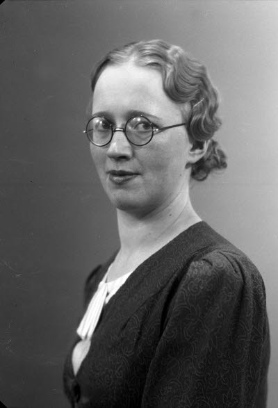 Porträtt av en dam. Ateljefoto.