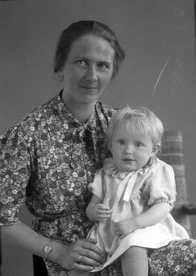 Porträtt av en dam och ett barn. Ateljefoto.