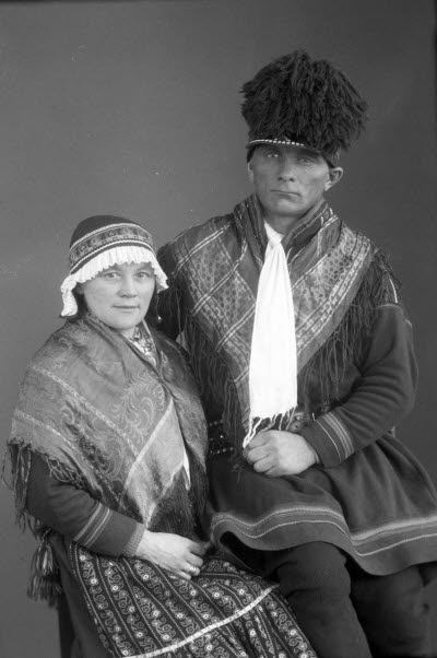 Porträtt av ett par i samedräkter. Ateljefoto.