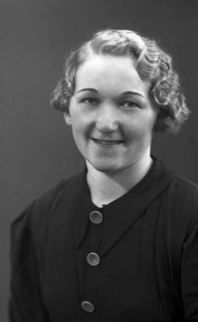 Porträtt av en dam. Ateljefoto.