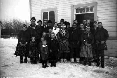 Gårdsplan; gruppbild. Samedräkt.