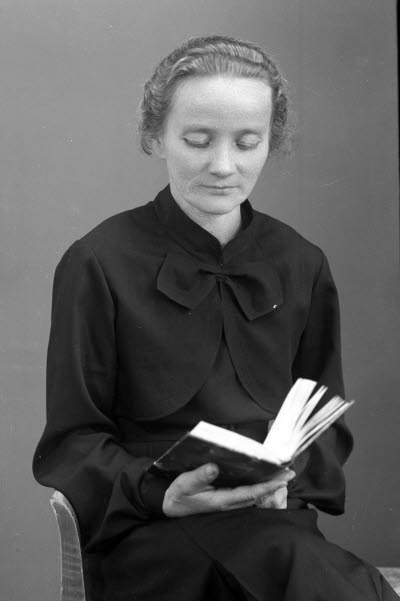 Porträtt av en dam. Ateljefoto.