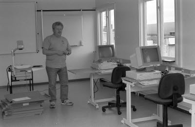 Inredning av nytt datarum för utbildningar.