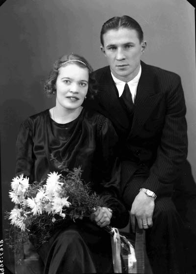 Porträtt av ett brudpar. Ateljefoto.