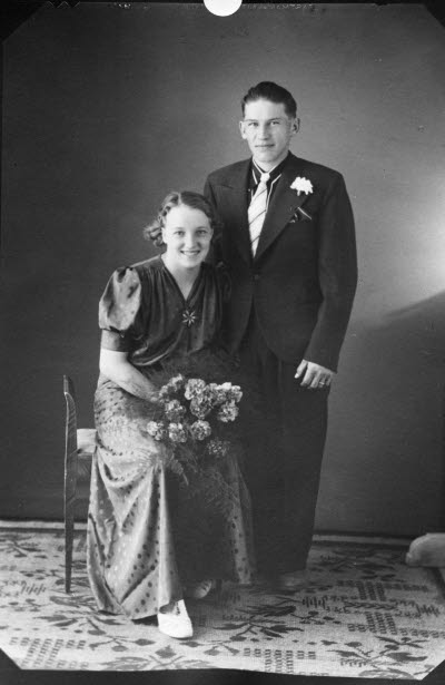 Porträtt av ett brudpar. Ateljefoto.