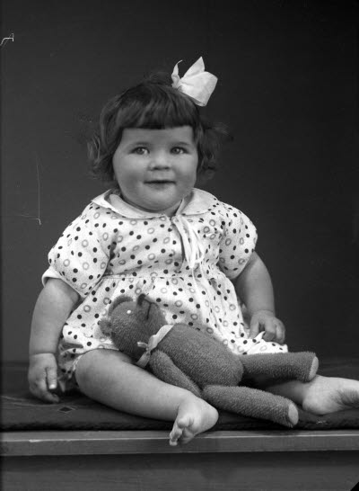 Porträtt av ett barn, flicka. Ateljefoto.