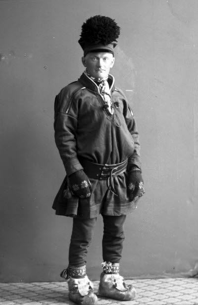 Porträtt av en herre i samedräkt. Ateljefoto.