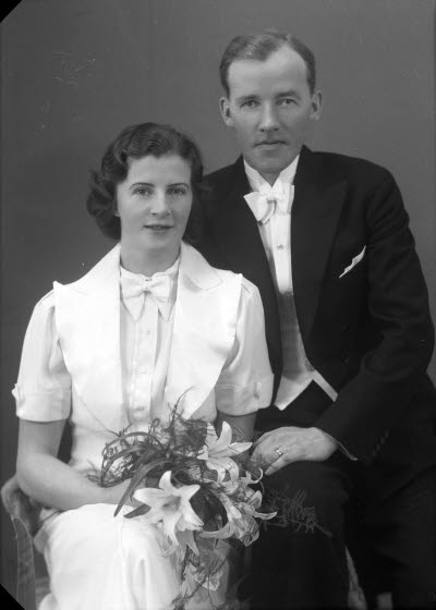 Porträtt av ett brudpar. Ateljefoto.