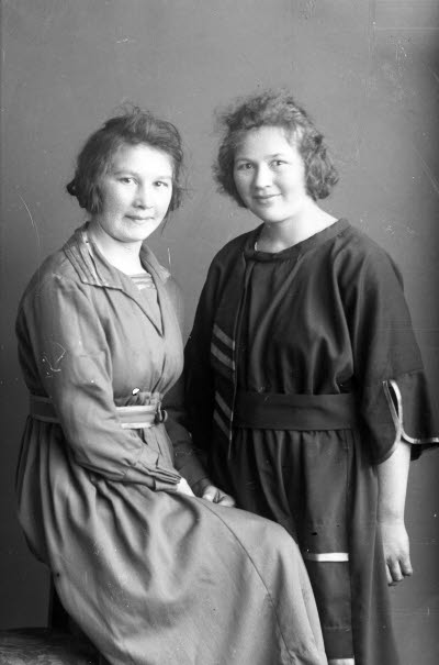 Porträtt av 2 damer. Ateljefoto.