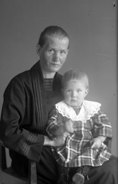 Porträtt av en kvinna och ett barn, flicka. Ateljefoto.