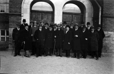 Gruppbild: skollärare framför Centralskolan. Oidentifierade.