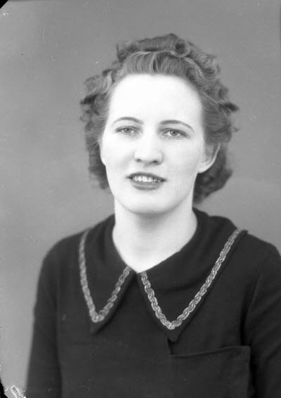 Porträtt av en dam. Ateljefoto.