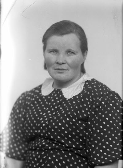 Porträtt av en dam. Ateljefoto.