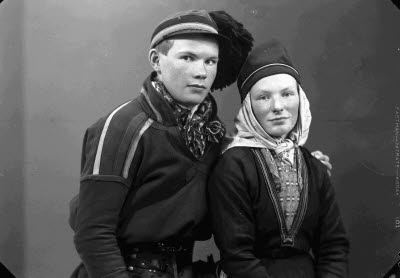 Porträtt av ett par; en herre och en dam i samedräkter.