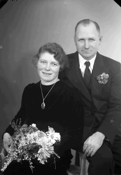 Porträtt av ett brudpar. Ateljefoto.