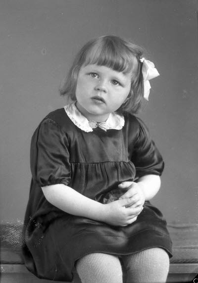 Porträtt av ett barn; en flicka. Ateljefoto.