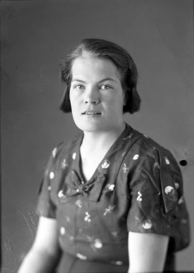 Porträtt av en dam. Ateljefoto.