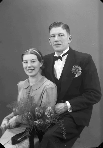 Porträtt av ett brudpar. Ateljefoto.