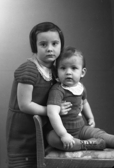 Porträtt av två barn. Ateljefoto.