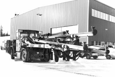 (LKAB) Borraggregat; borrigg; borrmaskin.